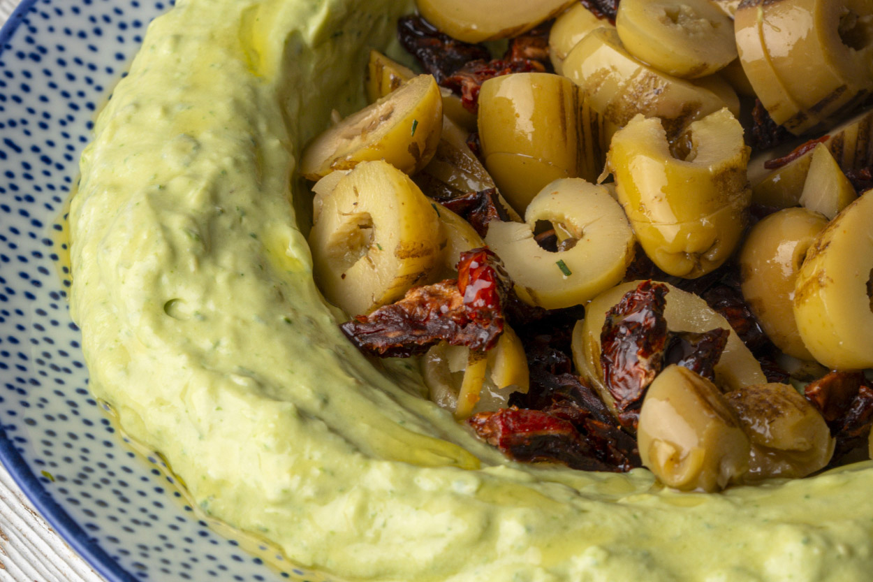 Fesleğen ve Zeytinli Avokado Mezesi Tarifi