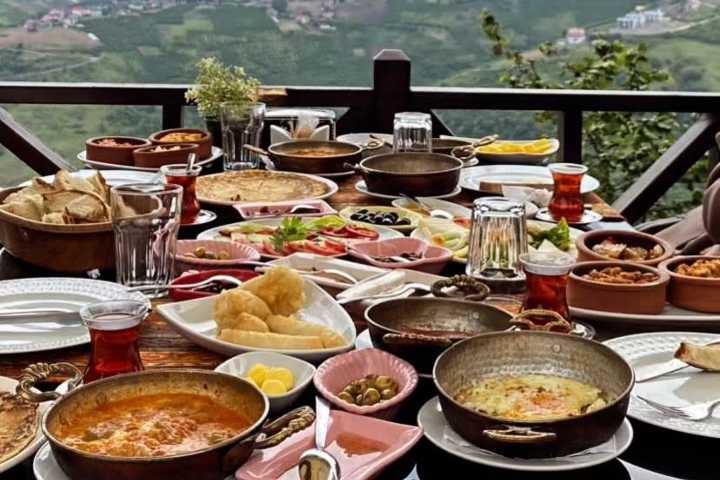 Lazut Restaurant & Doğal Serpme Kahvaltı