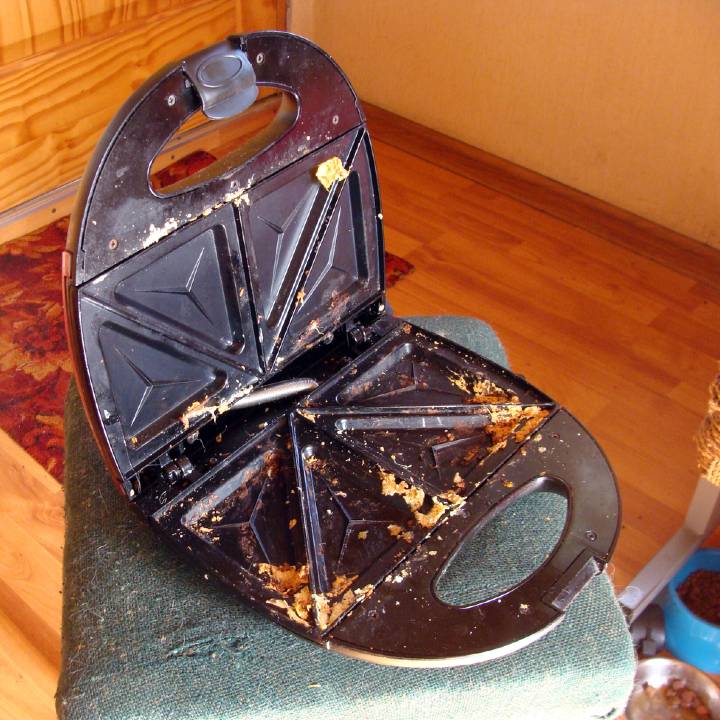 Tost Makinesi Temizliği