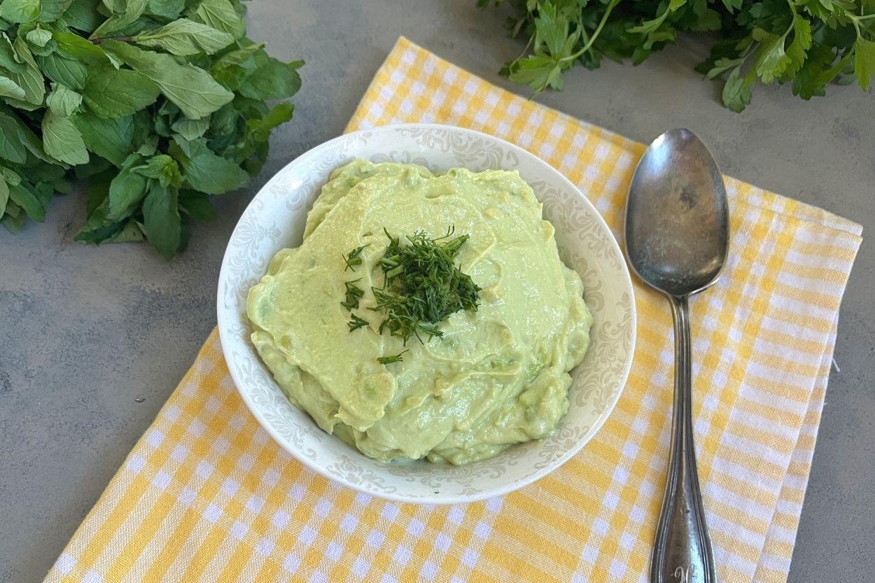 Yoğurtlu Avokado Salatası Tarifi