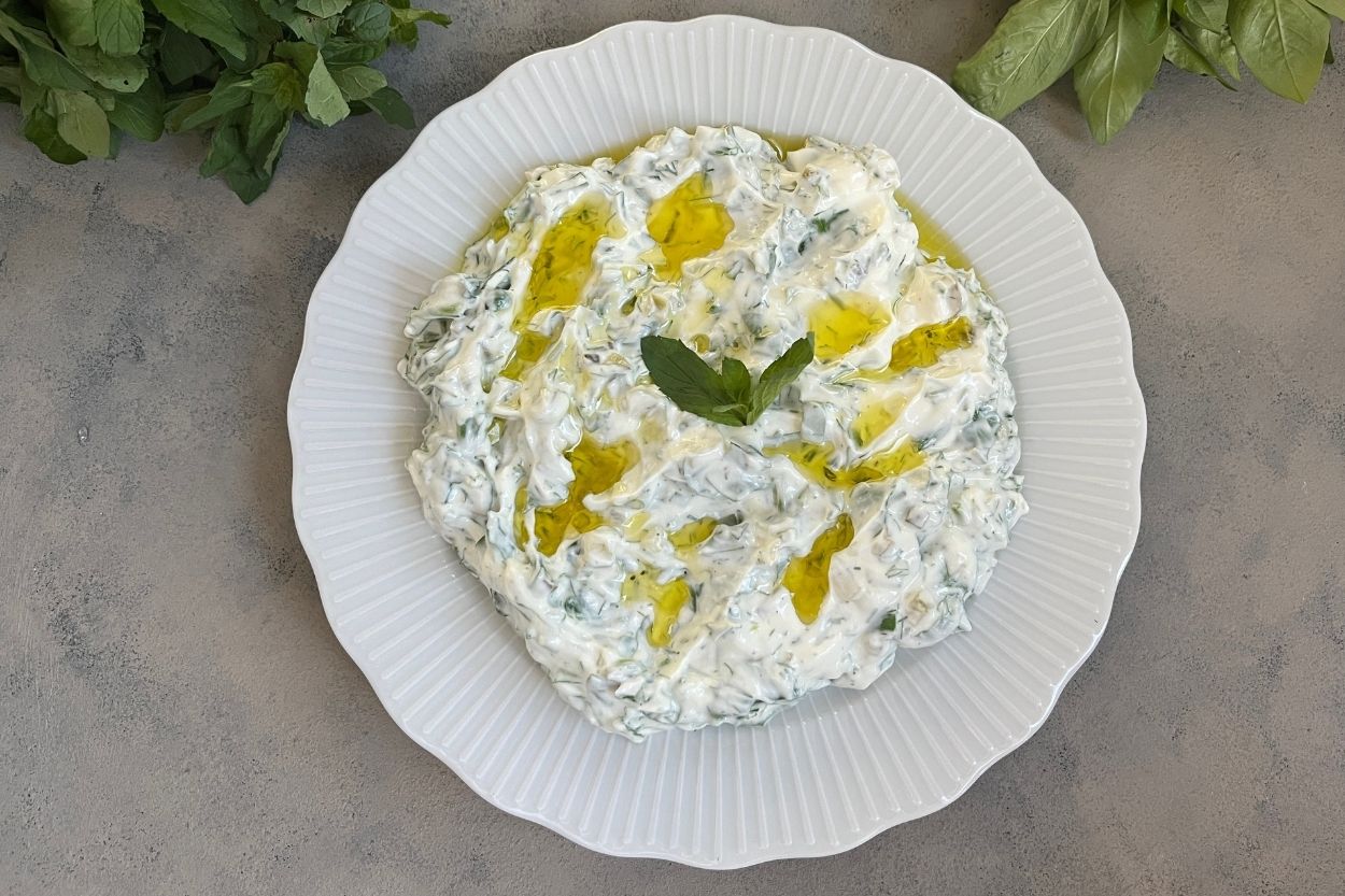Yoğurtlu Roka Salatası Tarifi