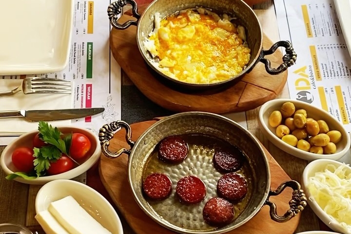 By Moda Cafe & Bistro