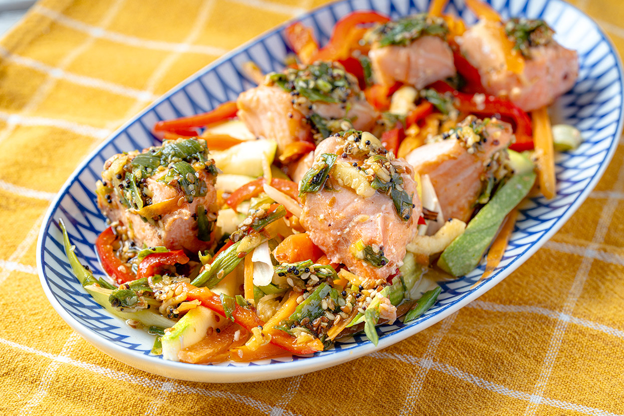 Asya Usulü Buharda Sebzeli Somon Tarifi