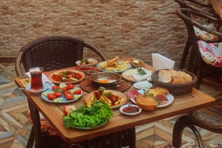 Garniture Cafe Restaurant Patisserie