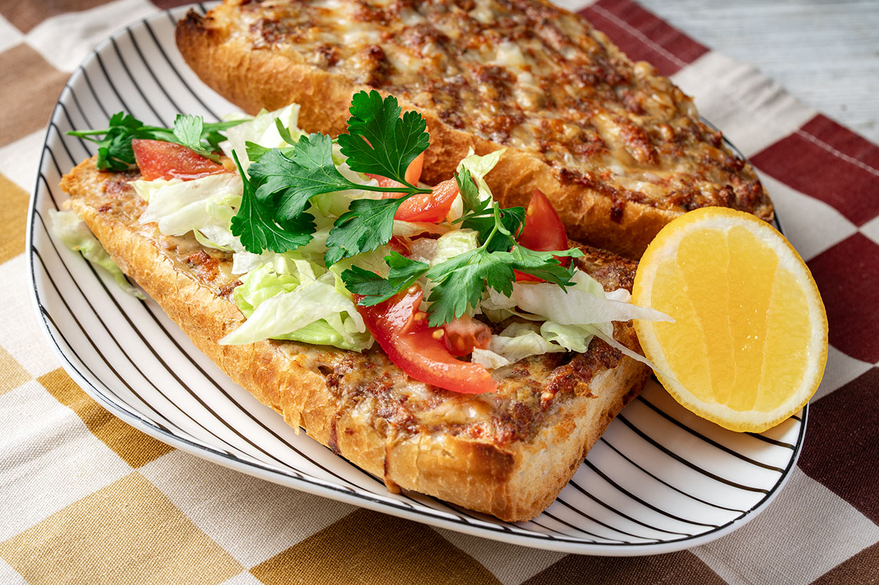 Kıymalı Ekmek Üstü Tarifi