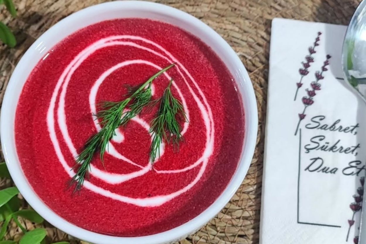 Kremalı Sarımsaklı Pancar Çorbası Tarifi