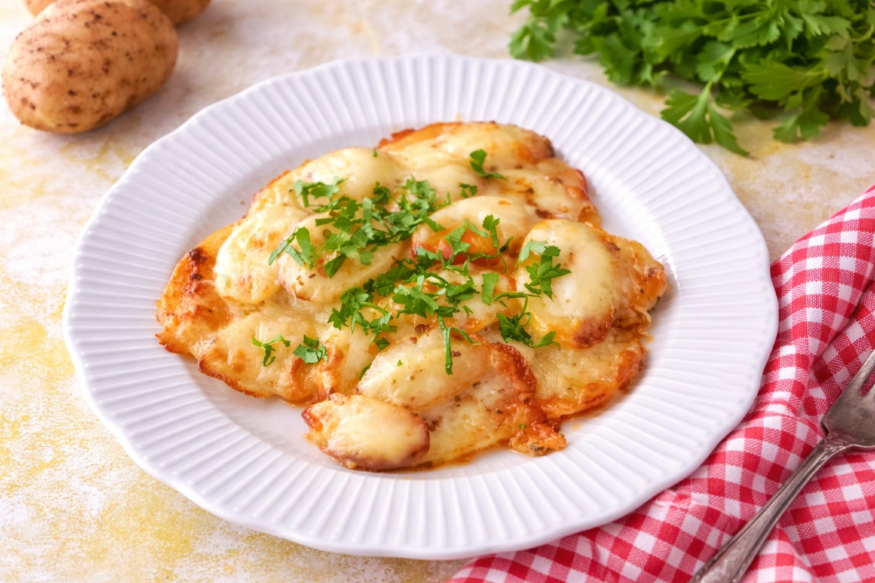 Fırında Kaşarlı Patates Tarifi