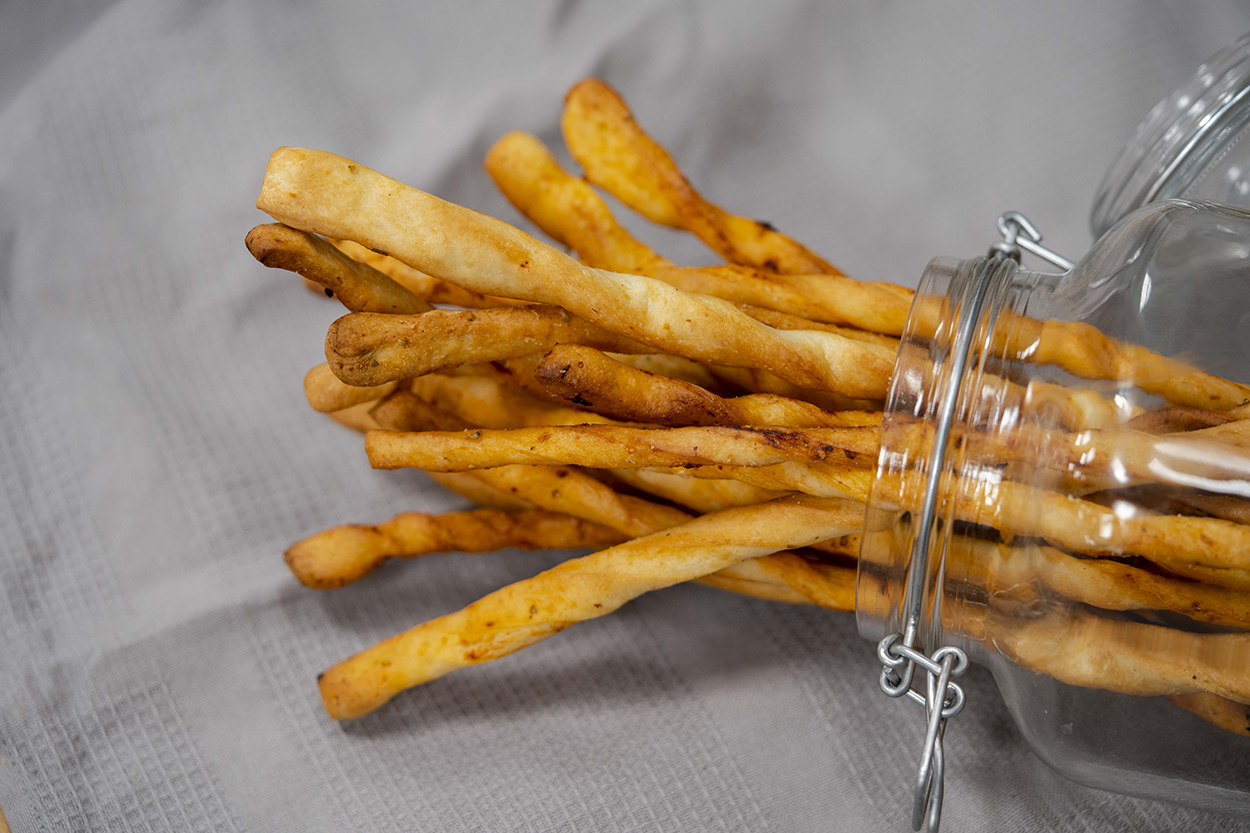 Sarımsaklı ve Domatesli Grissini Tarifi