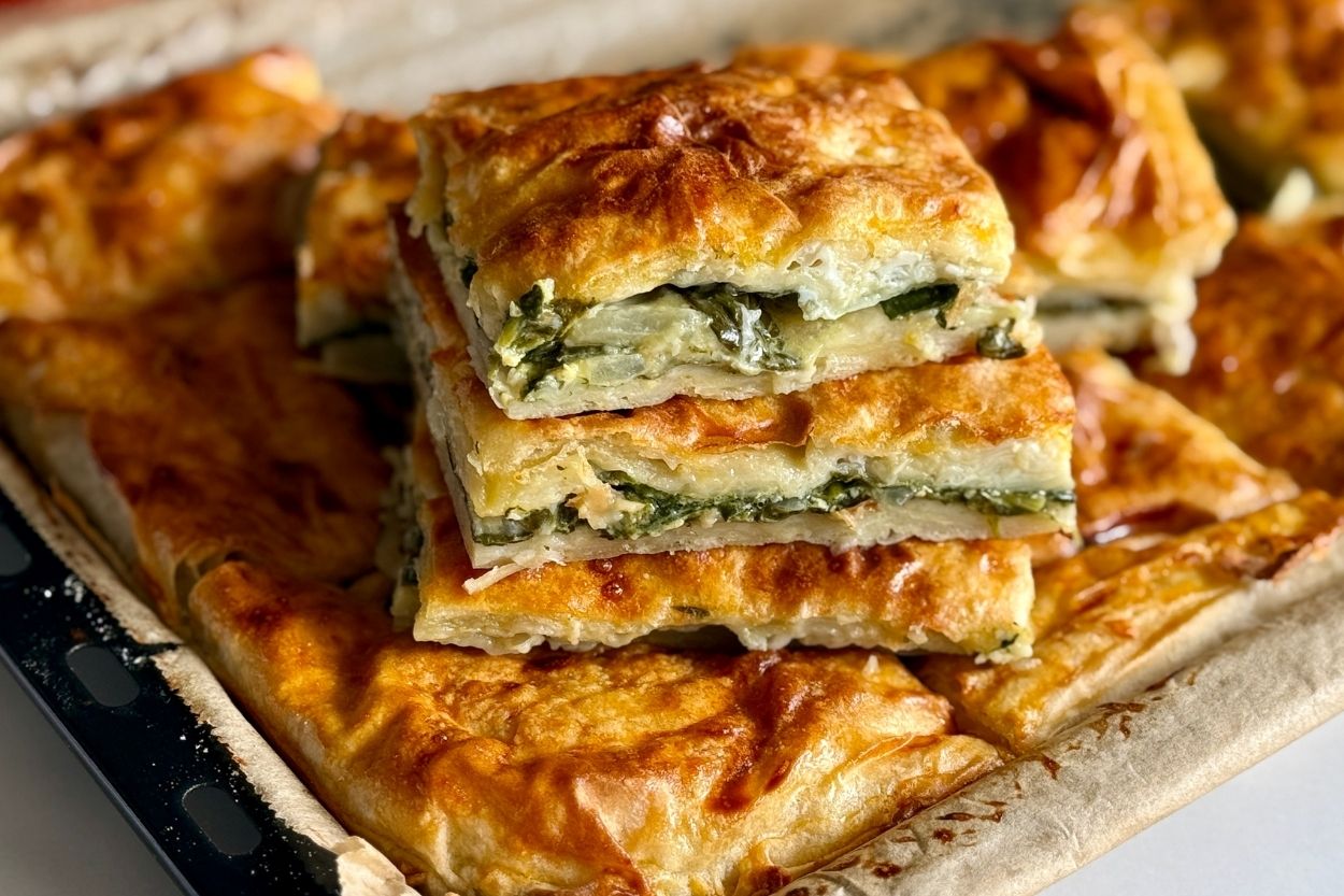 Çiğden Ispanaklı Börek Tarifi