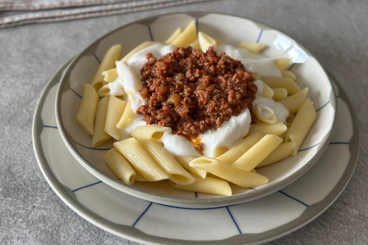 Kıymalı Yoğurtlu Makarna Tarifi