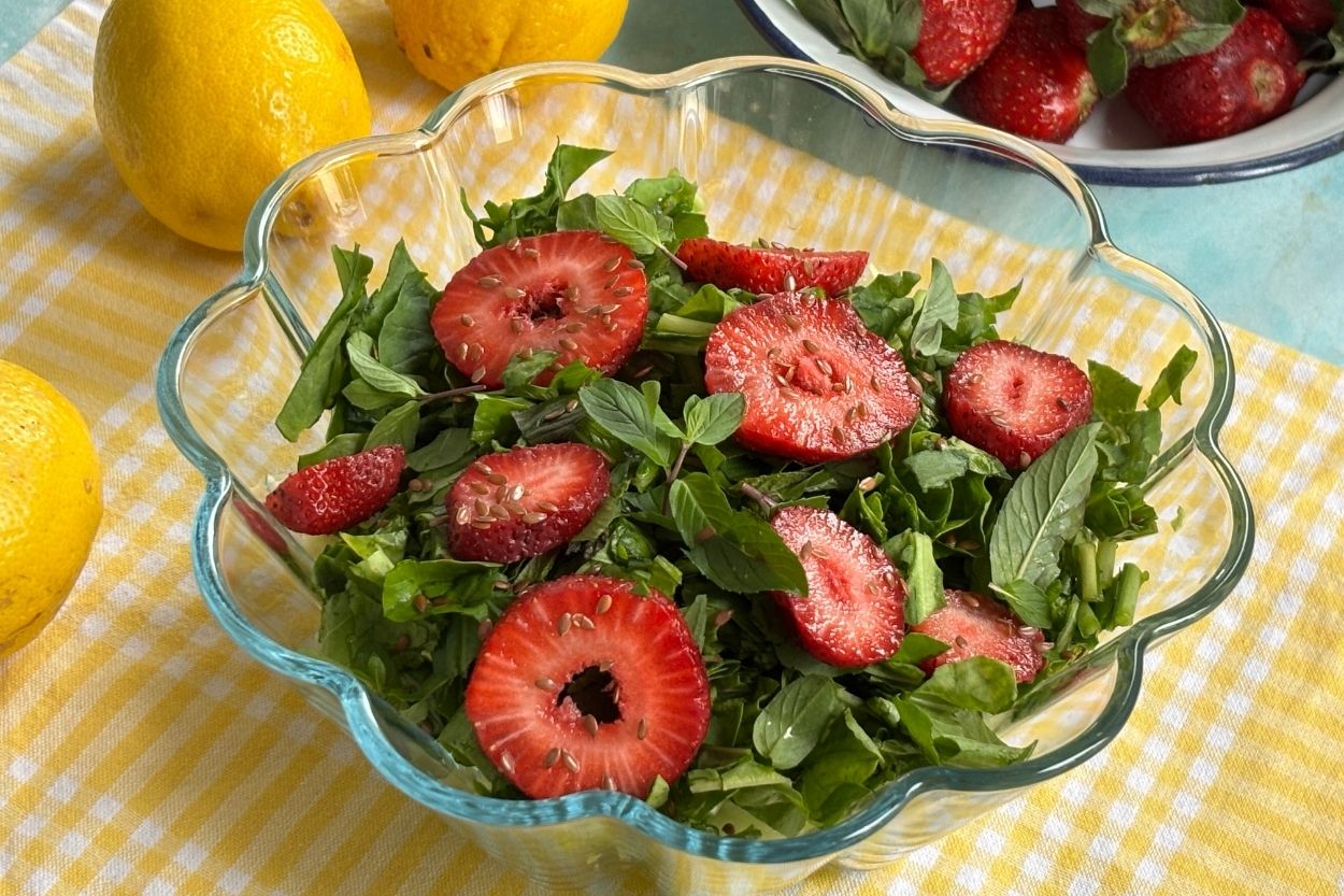 Çilekli Marul Salatası Tarifi
